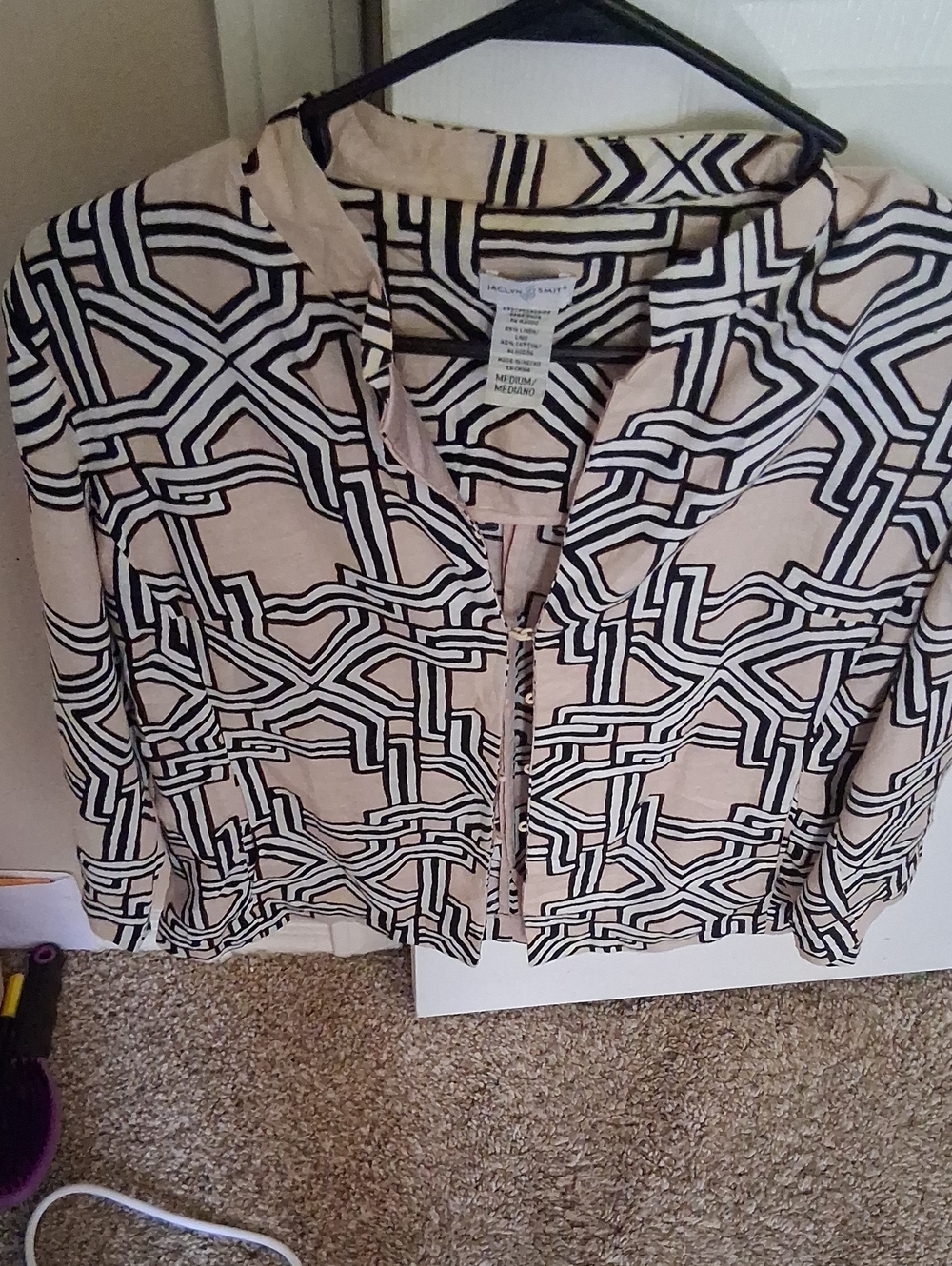 Jaclyn Smith Beige and Black Geometric Zip-Front Blouse